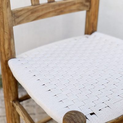 Proyecto de dome creative design studio, restauración de una silla rústica encordada, detalle del asiento con el nuevo encordado blanco de algodón