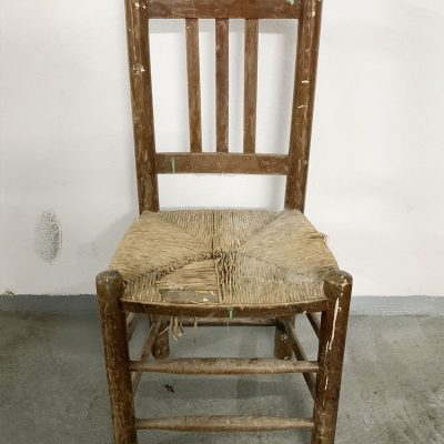 Proyecto de dome creative design studio, restauración de una silla rústica encordada, imagen del estado original con el encordado de enea roto y la estructura de madera en mal estado